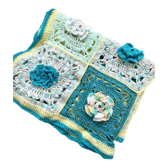 Vintage crocheted baby blanket, granny square with flowers - Picture 5 of 6